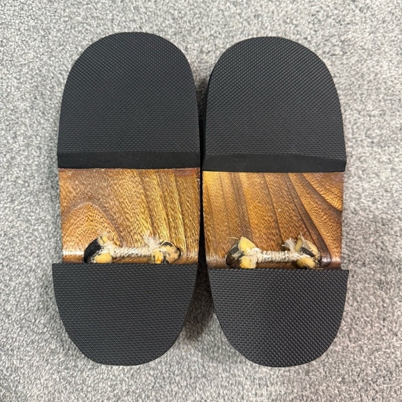 NWOT Japanese Traditional Women’s Wooden Sandals Floral Prints Straps Size 6-7 - Picture 4 of 5